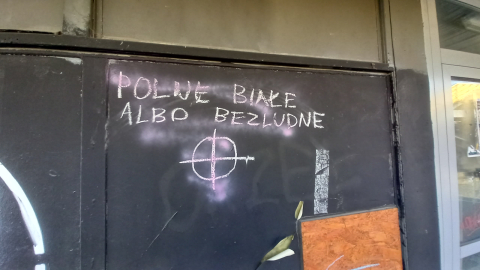 Absurd w Lubinie. Zamalował faszystowskie napisy i... grozi mu do 5 lat więzienia - 2