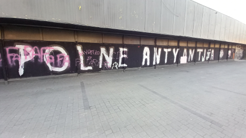 Absurd w Lubinie. Zamalował faszystowskie napisy i... grozi mu do 5 lat więzienia - 4