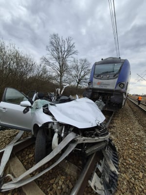 Tragedia na przejeździe kolejowym. Jedna osoba nie żyje, pociąg Intercity zderzył się z samochodem - 1