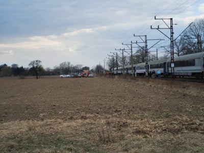 Tragedia na przejeździe kolejowym. Jedna osoba nie żyje, pociąg zderzył się z autem