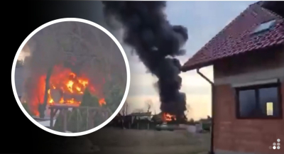 Pożar hali magazynowej w Urazie. Mężczyzna pr&oacute;bował ugasić ogień, poparzył dłonie