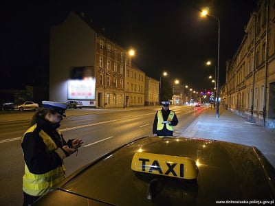 Sprawdzili ponad 1000 taks&oacute;wkarzy, zatrzymali 77 dowod&oacute;w rejestracyjnych