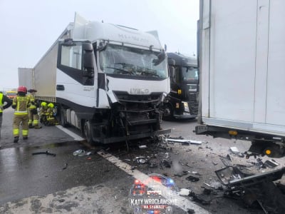 Zderzenie trzech ciężar&oacute;wek na A4, zablokowana DK12. Duże utrudnienia na drogach