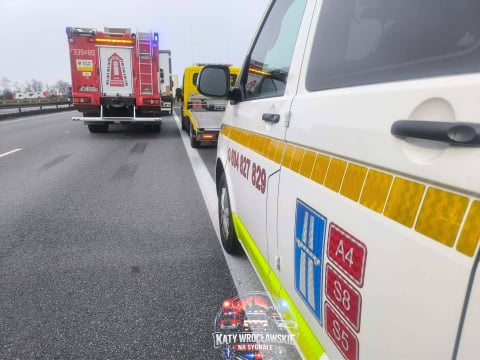 Zderzenie trzech ciężarówek na A4, zablokowana DK12. Duże utrudnienia na drogach - 0