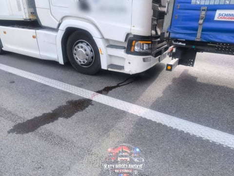 Zderzenie trzech ciężarówek na A4, zablokowana DK12. Duże utrudnienia na drogach - 1