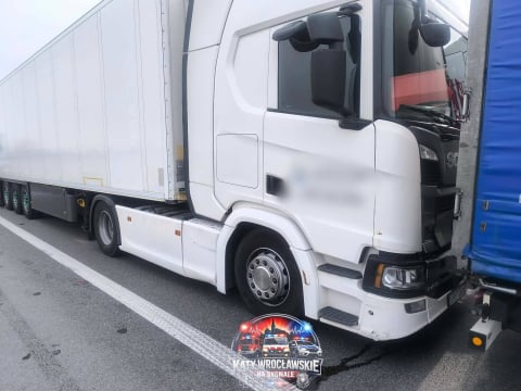 Zderzenie trzech ciężarówek na A4, zablokowana DK12. Duże utrudnienia na drogach - 2