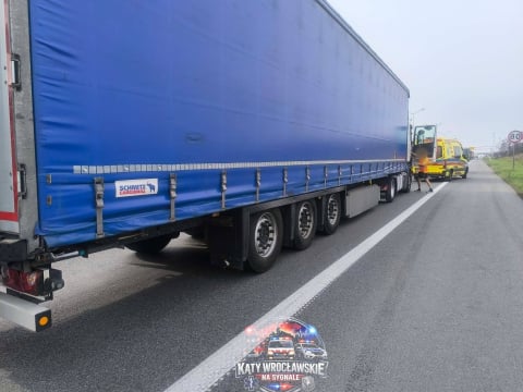 Zderzenie trzech ciężarówek na A4, zablokowana DK12. Duże utrudnienia na drogach - 3