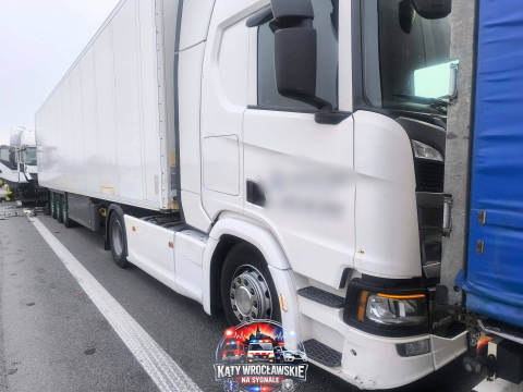 Zderzenie trzech ciężarówek na A4, zablokowana DK12. Duże utrudnienia na drogach - 4