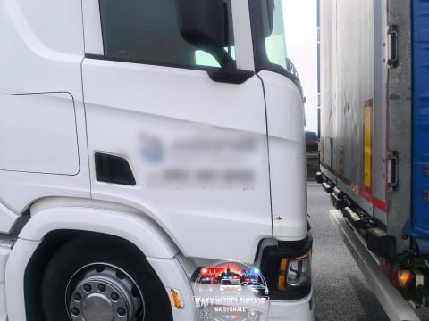 Zderzenie trzech ciężarówek na A4, zablokowana DK12. Duże utrudnienia na drogach - 5