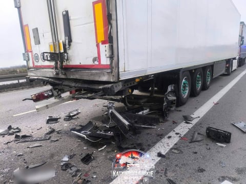 Zderzenie trzech ciężarówek na A4, zablokowana DK12. Duże utrudnienia na drogach - 6