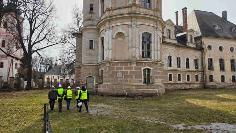 Fatalny stan pałacu w Bożkowie - zawalił się kolejny strop. Właścicielka nie realizuje żadnych prac - 0