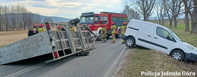 Silny wiatr "zdmuchnął" przyczepę samochodu dostawczego. Trudne warunki na drogach
