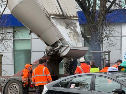 Niedawno wylali asfalt, teraz go... zrywają. Nawierzchnia na Powstańców Śląskich do poprawki - 0