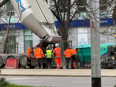 Niedawno wylali asfalt, teraz go... zrywają. Nawierzchnia na Powstańców Śląskich do poprawki - 1