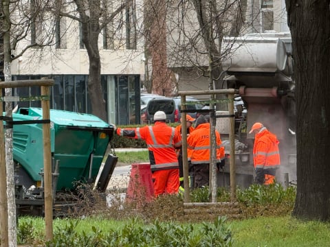 Niedawno wylali asfalt, teraz go... zrywają. Nawierzchnia na Powstańców Śląskich do poprawki - 2