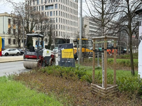Niedawno wylali asfalt, teraz go... zrywają. Nawierzchnia na Powstańców Śląskich do poprawki - 3