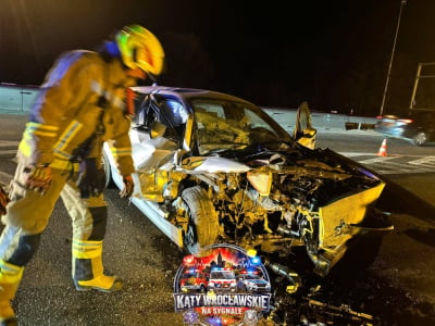 Samoch&oacute;d wbił się w tył ciężar&oacute;wki. Groźne zderzenie na autostradzie A4 [ZDJĘCIA]