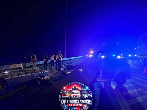 Samochód wbił się w tył ciężarówki. Groźne zderzenie na autostradzie A4 [ZDJĘCIA] - 0
