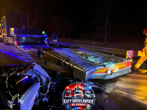 Samochód wbił się w tył ciężarówki. Groźne zderzenie na autostradzie A4 [ZDJĘCIA] - 1