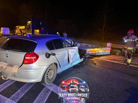 Samochód wbił się w tył ciężarówki. Groźne zderzenie na autostradzie A4 [ZDJĘCIA] - 2
