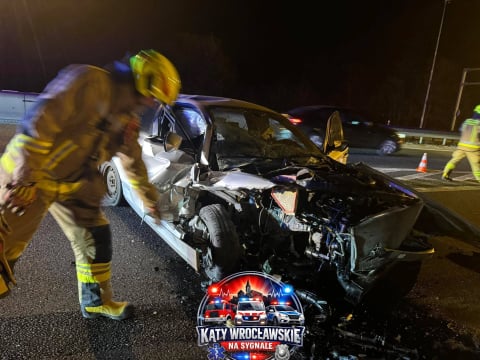 Samochód wbił się w tył ciężarówki. Groźne zderzenie na autostradzie A4 [ZDJĘCIA] - 3