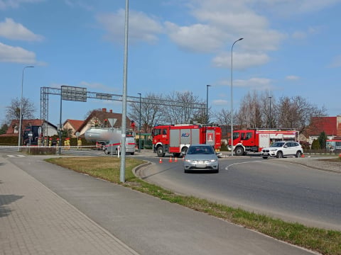 Pożar cysterny na DK94 w Oławie. W akcji 8 zastępów straży pożarnej - 0