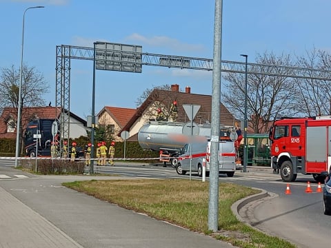 Pożar cysterny na DK94 w Oławie. W akcji 8 zastępów straży pożarnej - 2