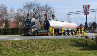 Pożar cysterny na DK94 w Oławie. W akcji 8 zastęp&oacute;w straży pożarnej