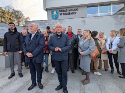 "Zarzuty są niewsp&oacute;łmierne i niesprawiedliwe". Zawieszony burmistrz spotkał się z mediami