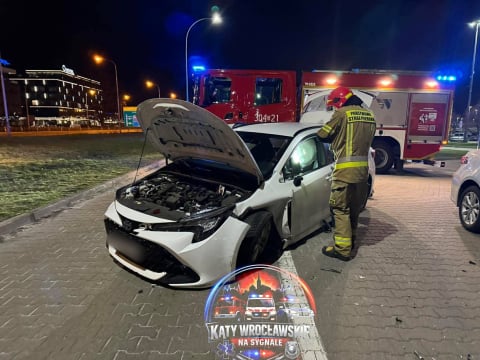 Jak do tego doszło? Dachowanie na... wyjeździe z parkingu przy centrum handlowym [ZDJĘCIA] - 1