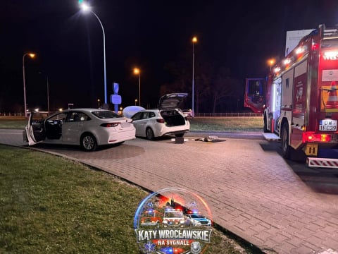 Jak do tego doszło? Dachowanie na... wyjeździe z parkingu przy centrum handlowym [ZDJĘCIA] - 2