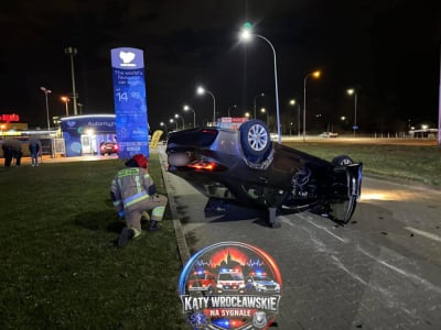 Jak do tego doszło? Dachowanie na... wyjeździe z parkingu przy centrum handlowym