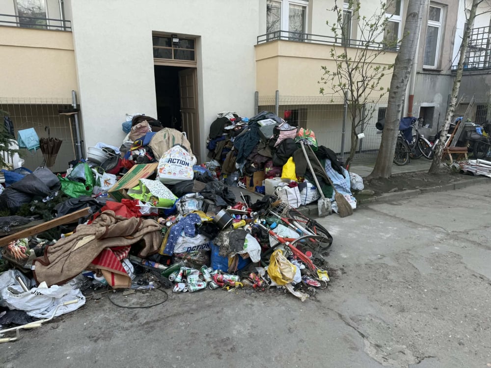 Uprzykrza życie sąsiadom, gromadząc w kamienicy stertę śmieci. Wcześniej oddał mieszkanie za spłatę długów i opiekę - Śmieci z kamienicy przy ul. Grunwaldzkiej 56 we Wrocławiu.