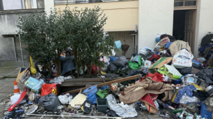 Wrocław: Uprzykrza życie sąsiadom, gromadząc w kamienicy stertę śmieci
