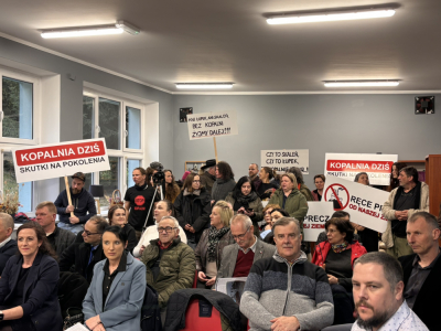 "Ręce precz od naszej ziemi". Mieszkańcy nie chcą kolejnej kopalni w G&oacute;rach Izerskich