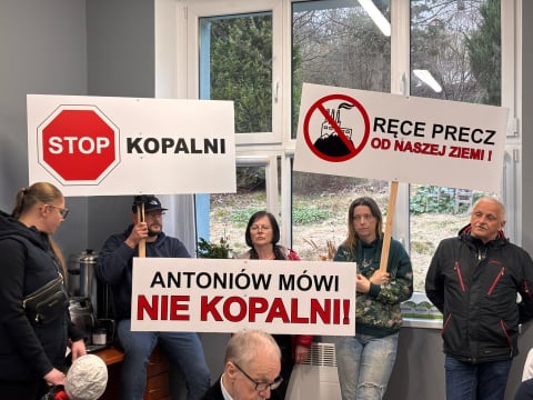 "Ręce precz od naszej ziemi". Mieszkańcy nie chcą kolejnej kopalni w Górach Izerskich - 1