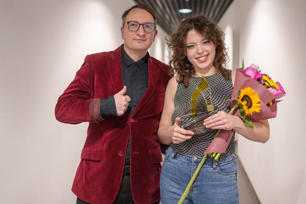 Weronika Kozakowska zdobyła nagrodę im. Moniki Jaworskiej. Znamy laureatów Przeglądu Piosenki Aktorskiej – Weronika Kozakowska z nagrodą im. Moniki Jaworskiej, którą odebrała z rąk Jana Pelczara, szefa Radia RAM