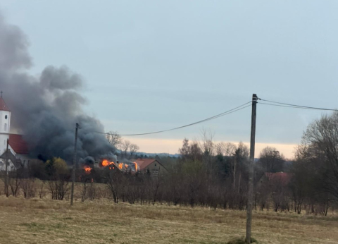 18 zastępów gasiło pożar w Wolimierzu. Spłonęła restauracja i budynek mieszkalny [ZDJĘCIA] - 1