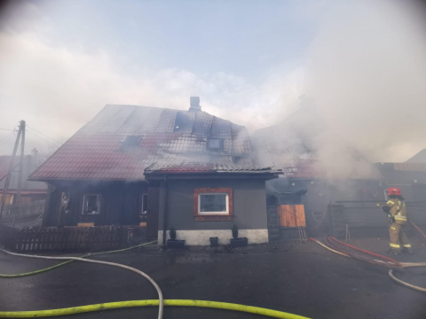 18 zastępów gasiło pożar w Wolimierzu. Spłonęła restauracja i budynek mieszkalny [ZDJĘCIA] - 4