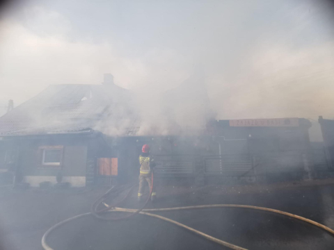 18 zastępów gasiło pożar w Wolimierzu. Spłonęła restauracja i budynek mieszkalny [ZDJĘCIA] - 5