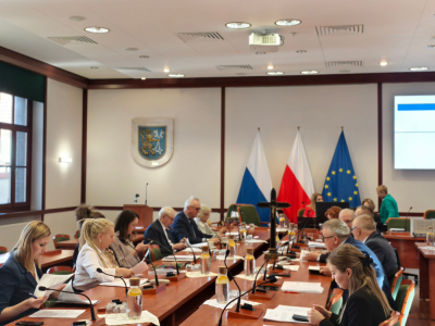 Błyskawiczna sesja rady w Legnicy. Radni przyjęli ponad 30 uchwał w 90 minut