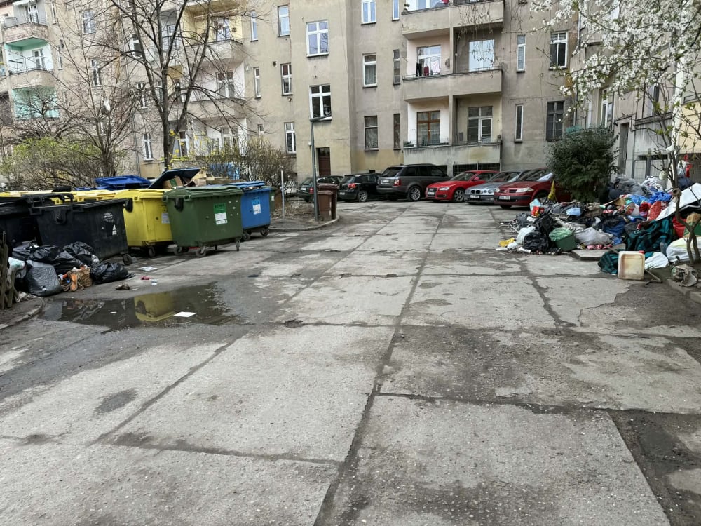Śmieci zalegają przy Grunwaldzkiej we Wrocławiu. Lokator obiecuje porządki, miasto szykuje kontrolę - Śmieci przy Grunwaldzkiej nie zniknęły. Miasto i straż miejska reagują.
