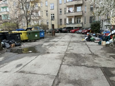 Śmieci zalegają przy Grunwaldzkiej. Lokator obiecuje porządki, miasto szykuje kontrolę