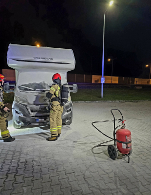 W środku nocy podpalili kampera na stacji benzynowej. Wszystko nagrał monitoring - 1