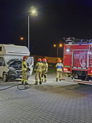 W środku nocy podpalili kampera na stacji benzynowej. Wszystko nagrał monitoring - 2