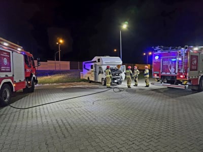 W środku nocy podpalili kampera na stacji benzynowej. Wszystko nagrał monitoring