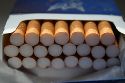 Sprzedawali papierosy bez akcyzy, nie odprowadzili milion&oacute;w podatku. 10 os&oacute;b oskarżonych