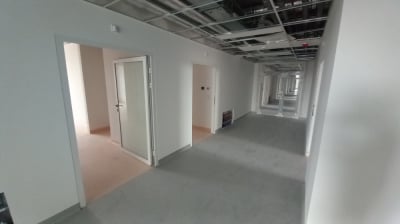 Pod Legnicą powstaje nowoczesny szpital - byliśmy w środku. Czy skr&oacute;ci kolejki do lekarzy?