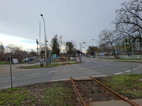 Zakrzów: Pociągi nie jeżdżą, bo nie ma torów, ale znak STOP nadal obowiązuje. Kierowcy nie wiedzą, jak się zachować - 0