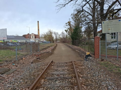 Zakrzów: Pociągi nie jeżdżą, bo nie ma torów, ale znak STOP nadal obowiązuje. Kierowcy nie wiedzą, jak się zachować - 1